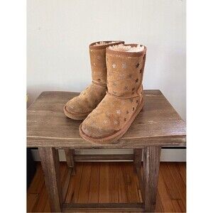 UGG Kids Tan Star-Print Shearling Boots size 1.